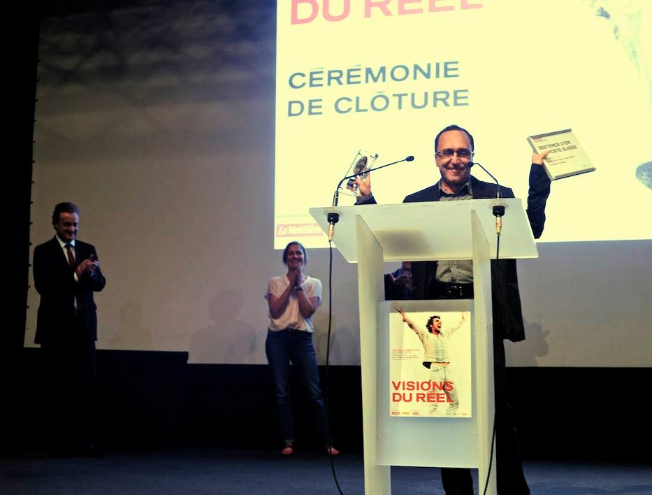 Le réalisateur Abbas Fahdel reçoit le Sesterce d'Or du meilleur long métrage au festival Visions Du Reel, à Nyon, en Suisse, le 24 avril 2015. المخرج عباس فاضل يستلم الجائزة الذهبية عن فئة الأفلام الطويلة في مهرجان رؤى الواقع في سويسرا 2015
