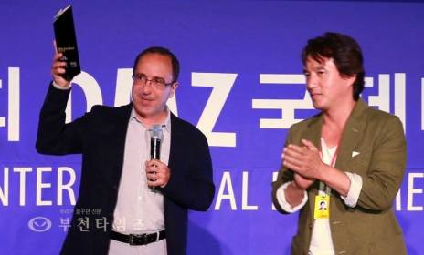 De droite à gauche: Jo Jae-hyeon (star du cinéma coréen et acteur fétiche de Kim Ki-duk) et Abbas Fahdel DMZ DOCS