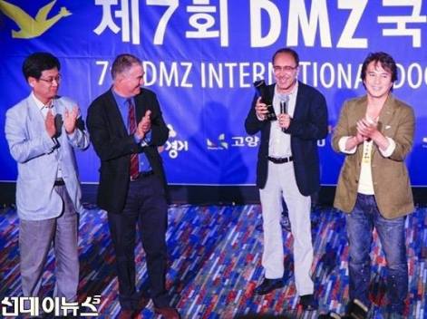 De droite à gauche: Jo Jae-hyeon (star du cinéma coréen et acteur fétiche de Kim Ki-duk), Abbas Fahdel, Jean- Pierre Rehm (directeur du FIDMarseille), Jeon Sung-kwon, directeur de DMZ DOCS