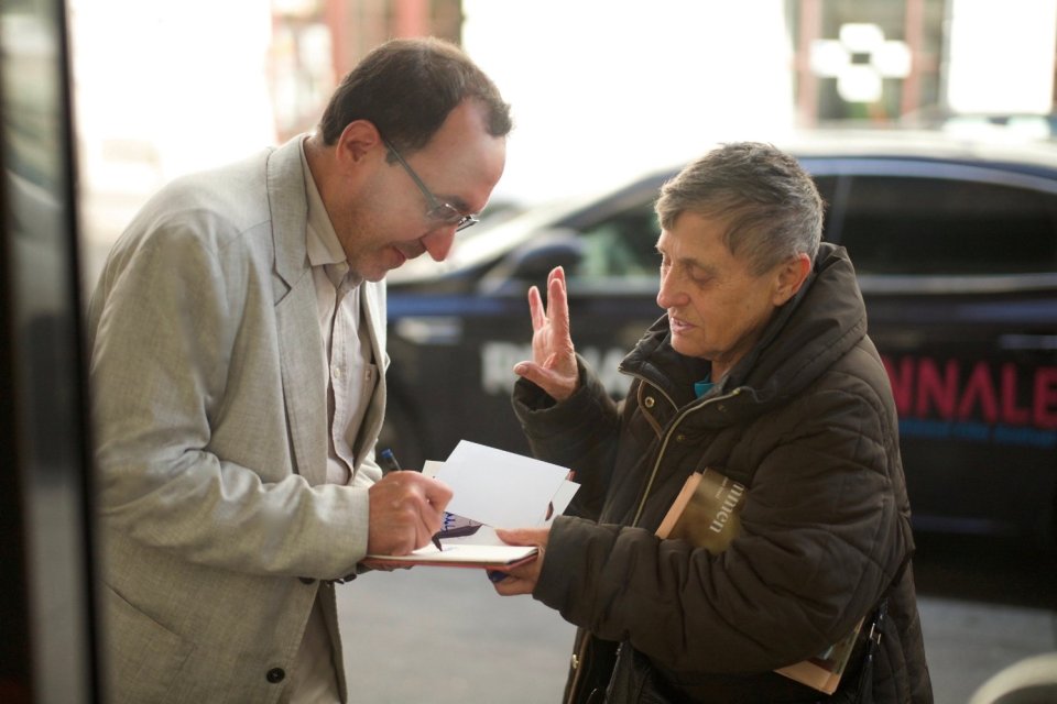 abbas-fahdel-and-one-of-his-fans-at-the-viennal